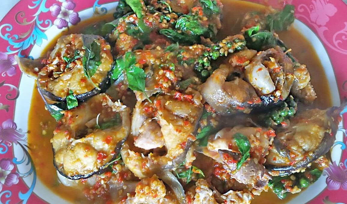 Spicy-fried catfish with Thai herbs