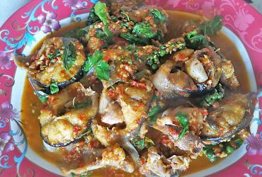 Spicy-fried catfish with Thai herbs