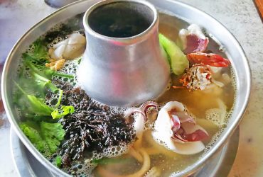 Clear soup with seaweed and mixed seafood