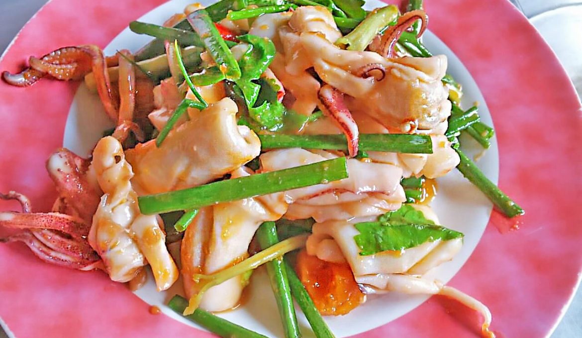 Stir-fried squid with salted eggs