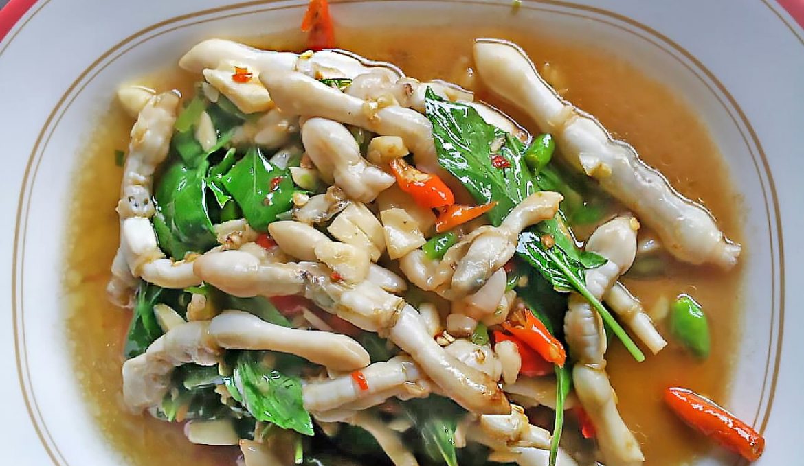 Spicy-fried razor clams with Thai herbs