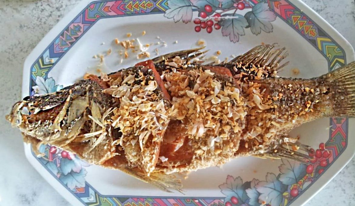 Deep fried sea bass topped with fried garlic