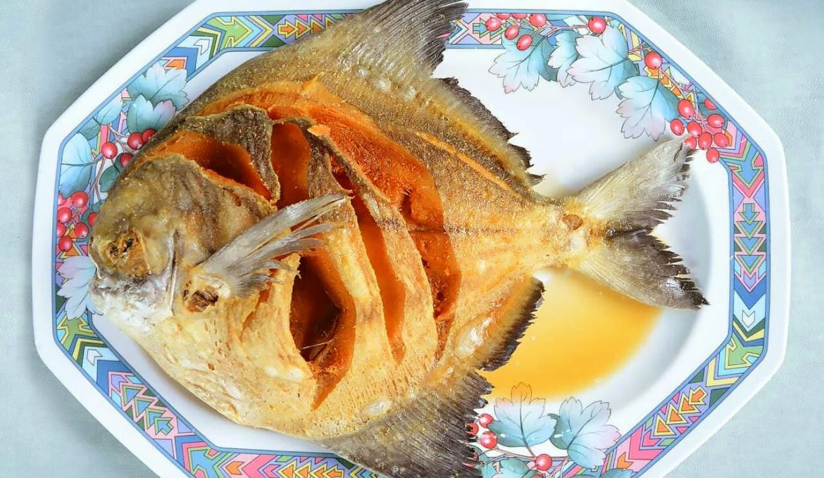 Deep-fried promfret with seasoning fish sauce