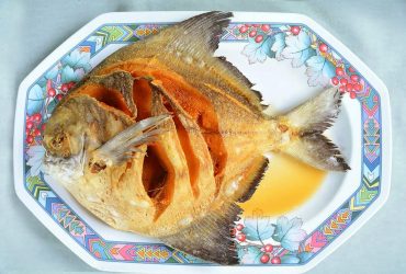 Deep-fried promfret with seasoning fish sauce