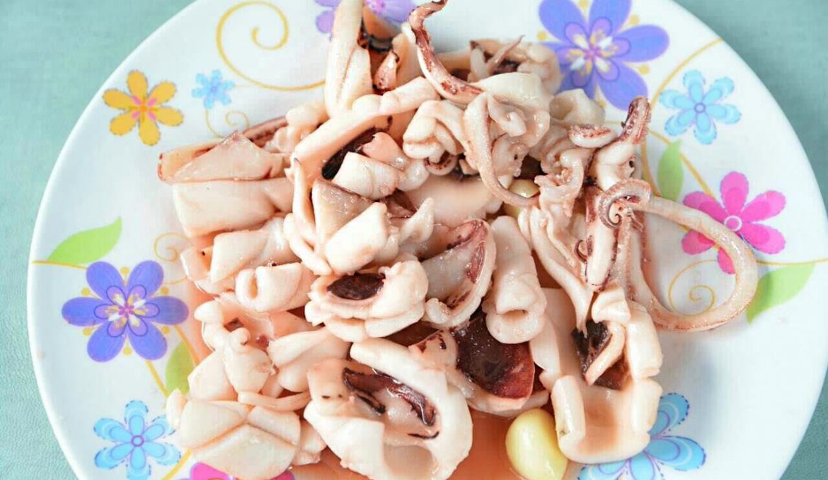 Stir-fried squid with minced garlic