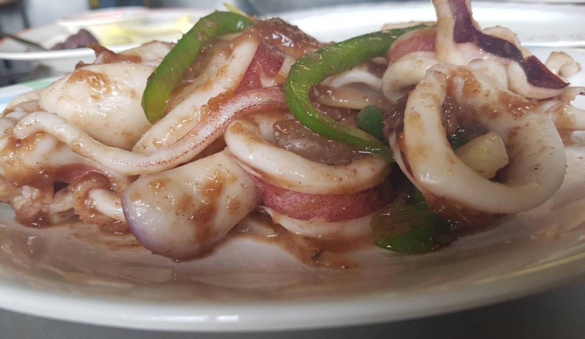 Stir-fried squid with shrimp paste